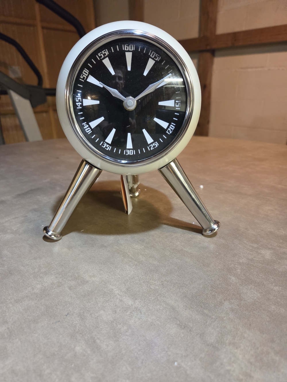 Minimalist Tripod Table Clock in White and Silver